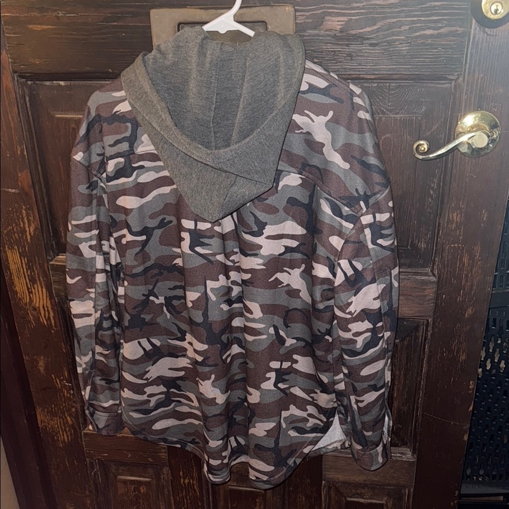 Women’s Camouflage Hooded Jacket - Picture 3 of 3